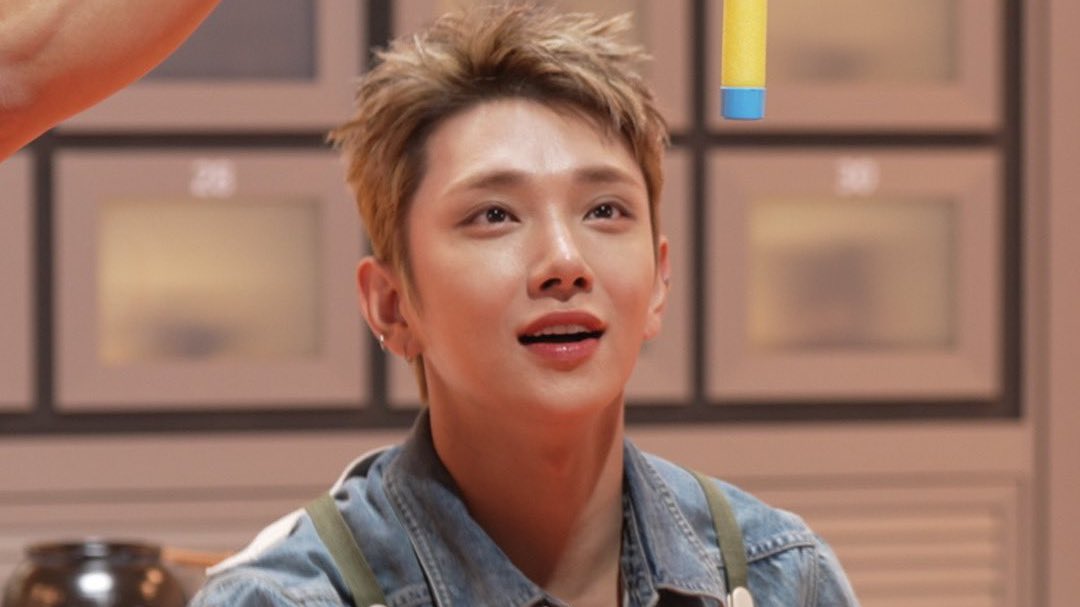 bisexshuaI's tweet photo. so how many hair color is he having for this haircut alone https://t.co/nF7J5ukxFp