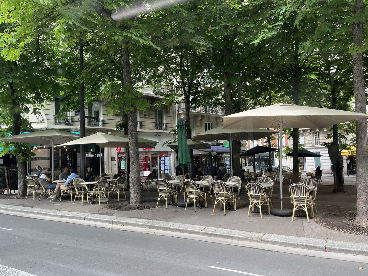 La macro-terrasse du Loop, avec sa trentaine ou plus de tables à l’extérieur  ne correspond en rien au plan figurant ds les open data de la Ville. S’agit-il d’une extension  abusive ? Et si oui, des mesures vont-elles être prises ? ⤵️

@Mairie15  @Mntpierre