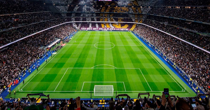 realmadrid's tweet photo. 📈 El @RealMadrid es, por cuarto año consecutivo, el club de fútbol más valioso del mundo según @Forbes.