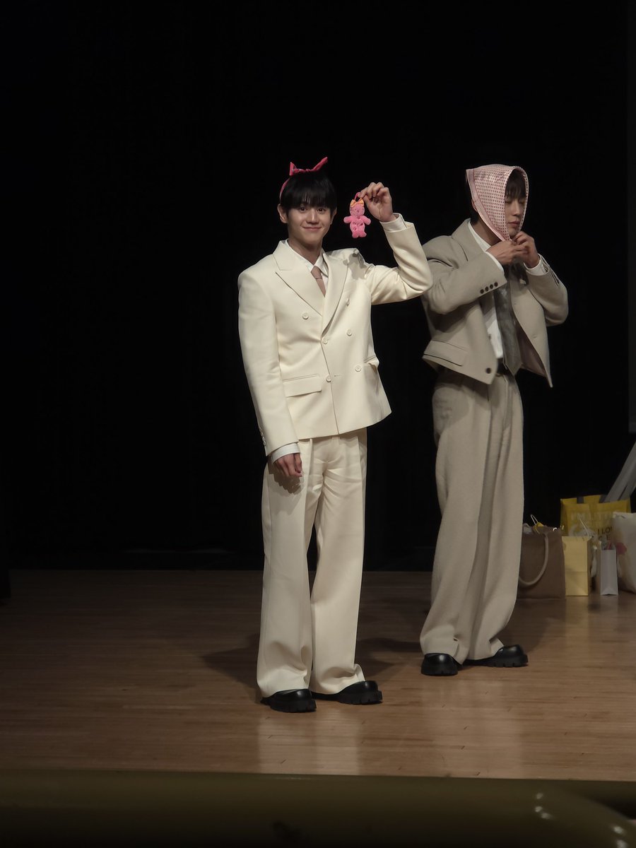 y__Cloud's tweet photo. 🩶 250531 애플뮤직 2차 대면 🩶 https://t.co/ukj8nl0IlL
