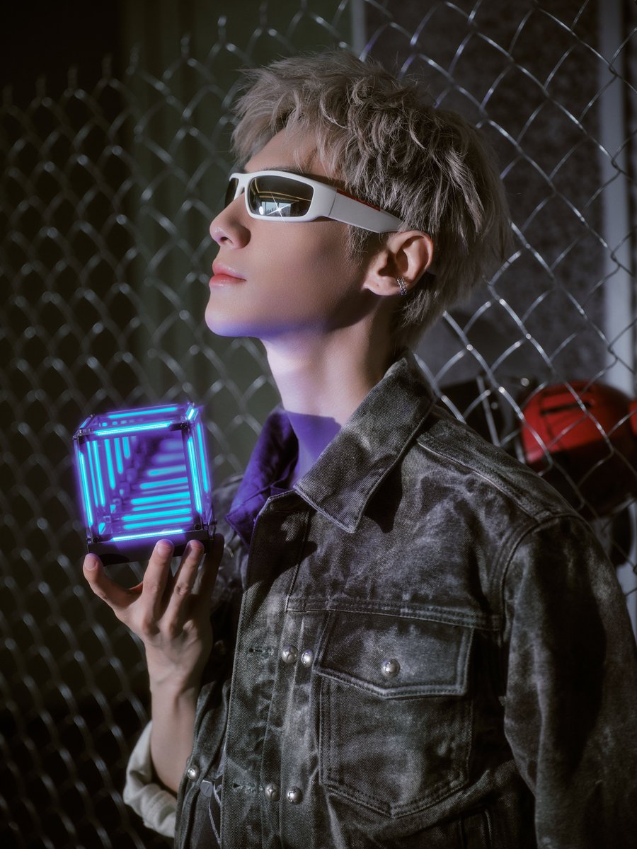 250531 #หลัวอวิ๋นซีสตูดิโอ Weibo:

📸 ภาพแฟชั่นเซ็ต พี่ซี #หลัวอวิ๋นซี สำหรับงาน Rongyi Cup S2 League of Legends วันนี้ค่ะ 

"ความคมเฉียบกลับมาอีกครั้ง ในสนามรบปลายนิ้ว แสงและเสียงคือดาบในมือเรา
เส้นทางสู่เกียรติยศเริ่มต้นขึ้น ศึกใหญ่ได้เปิดฉาก จุดไฟในหัวใจที่ร้อนแรง