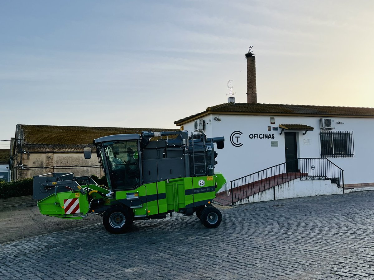 franciscoruizgm's tweet photo. En @AgrovegetalSA estamos de estreno con nuestra #Wintersteiger Quantum Plus. 

El próximo lunes empezaremos por Écija, cosechando los ensayos de trigos, guisantes y habas. https://t.co/S8mTGxNhVa