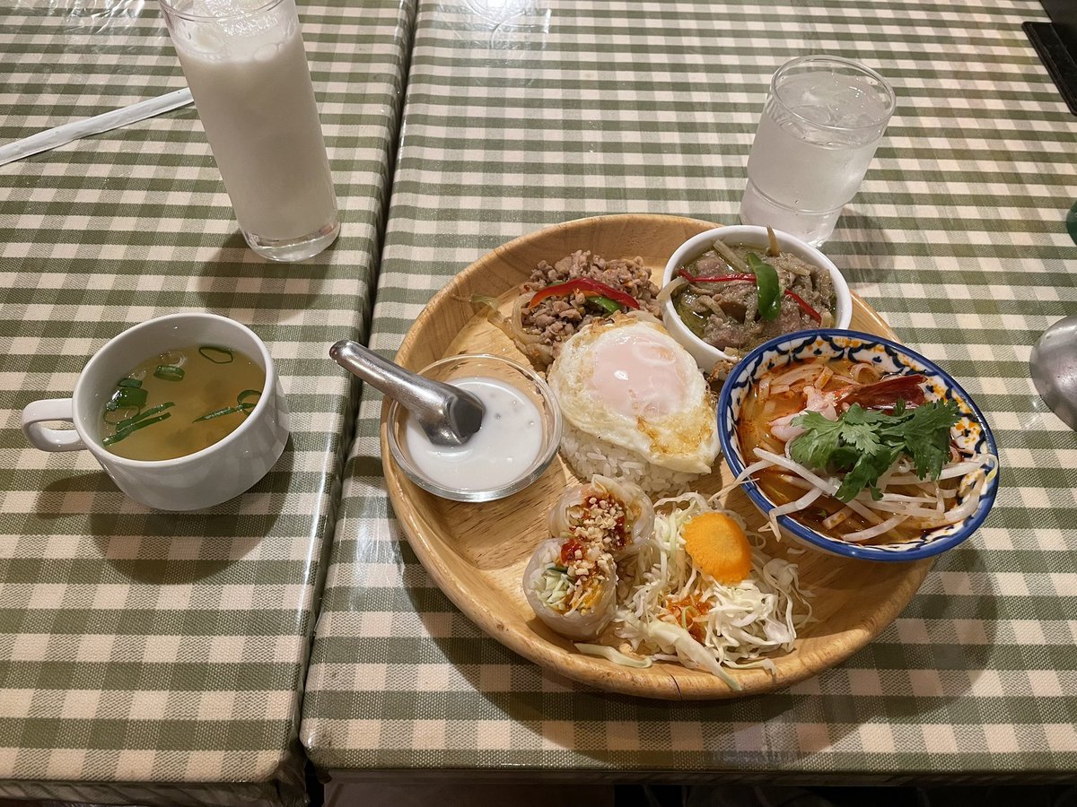 近ごろはほぼ毎日、某駅の近くへ出向いてちょっとした仕事をしているわけですが、きょうは駅ビルのティーヌンで食べて帰ります。店の人たちの接客もすばらしく、楽しい食事でした。