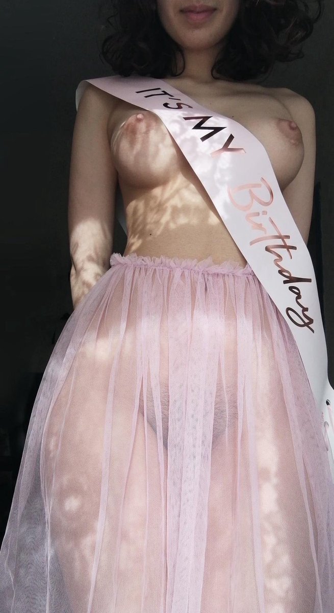 mysterious_699's tweet photo. Do you want to see more?☺️
Weekend + birthday 👙🥰🥰 https://t.co/4kftW98gHA
