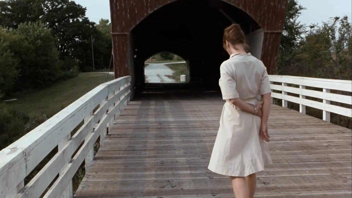 ‘LOS PUENTES DE MADISON’ (1995)

En el siguiente hilo presento un ejemplo que ilustra por qué #ClintEastwood es un director extraordinario. Un cineasta que sabe aprovechar al máximo los elementos de la puesta en escena con la aparente sencillez de los grandes maestros.

⬇️🧵1/7