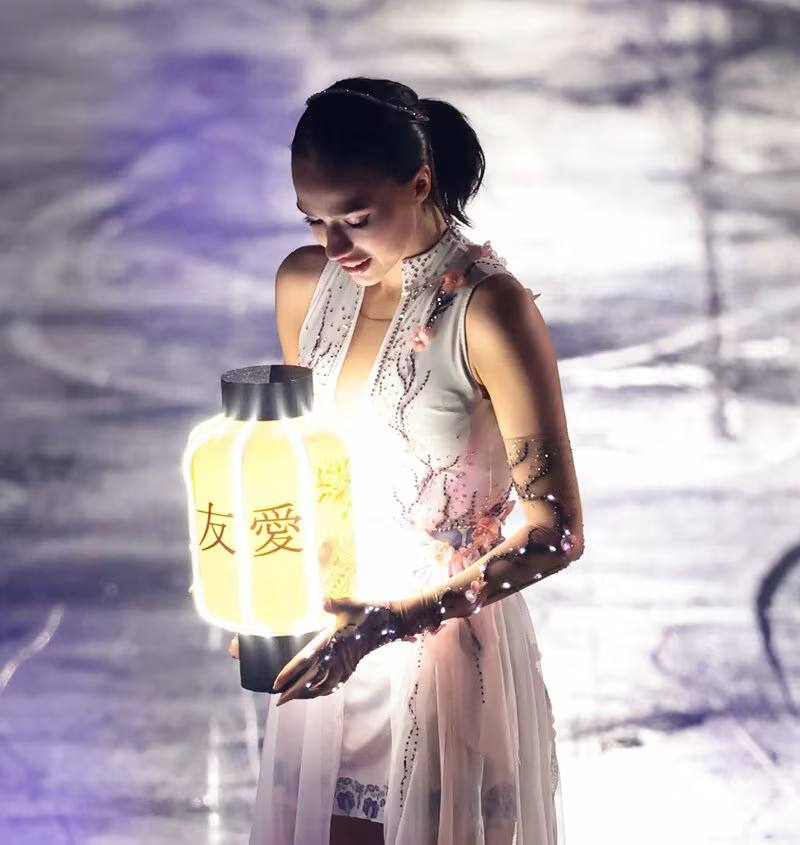 Как красиво!😍 Надпись на фонаре переводится как "Дружба"!