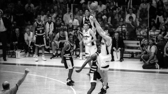 basket24gr's tweet photo. Εἴμεθα κι εμείς, οι... παλαιοχριστιανοί! Χρόνια μας Πολλά! 31/05/1998 🖤🤍 🕷️
#tiroda4 #zar #danilovic #virtusfortitudo #bologna #scudetto https://t.co/7702GiQj5r