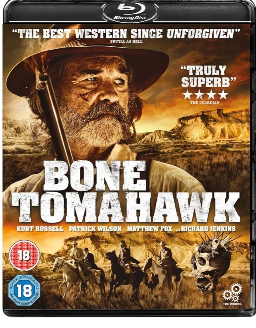 Western ve gerilim severler buraya... Bone Tomahawk

Bright Hope adlı küçük kasaba, troglodyte klanı olarak bilinen yamyam vahşilerden oluşan bir kabile tarafından terörize ediliyor. Ancak, kısa süre sonra kasabanın adamları kabileye son vermeye karar veriyor.