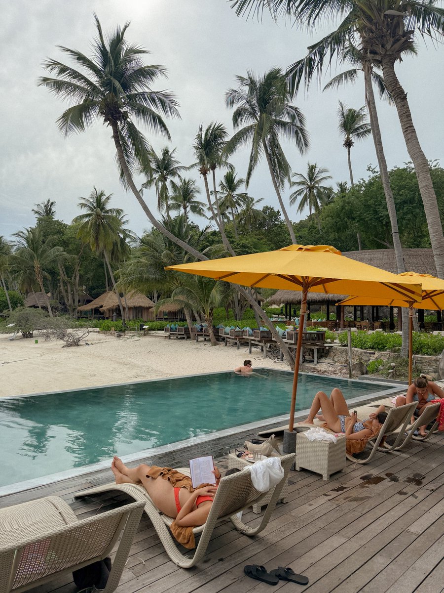 bjauntanywhere's tweet photo. haad tien beach resort 🌴🛖🐚 : มาเกาะเต่าจะพลาดไม่นอนหาดเทียนได้ยังไงเนอะ เป็นหาดที่สงบ ไวป์ดี นทท.ที่ต้องการปลีกวิเวกจะมารวมตัวกันอยู่ที่นี่ โรงแรมนี้จะมีอยู่ 2 โซนคือบนตึกและบังกะโล ส่วนตัวชอบนะ ห้องพักสะอาด สวย แต่โซนทานอาหารแอบมีแมลงเยอะไปหน่อย โดยรวมให้ 7/10 https://t.co/YdHZswj86c