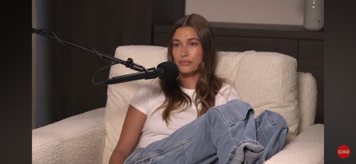 i am DESPERATTTEEEEE to know her lip combo here..