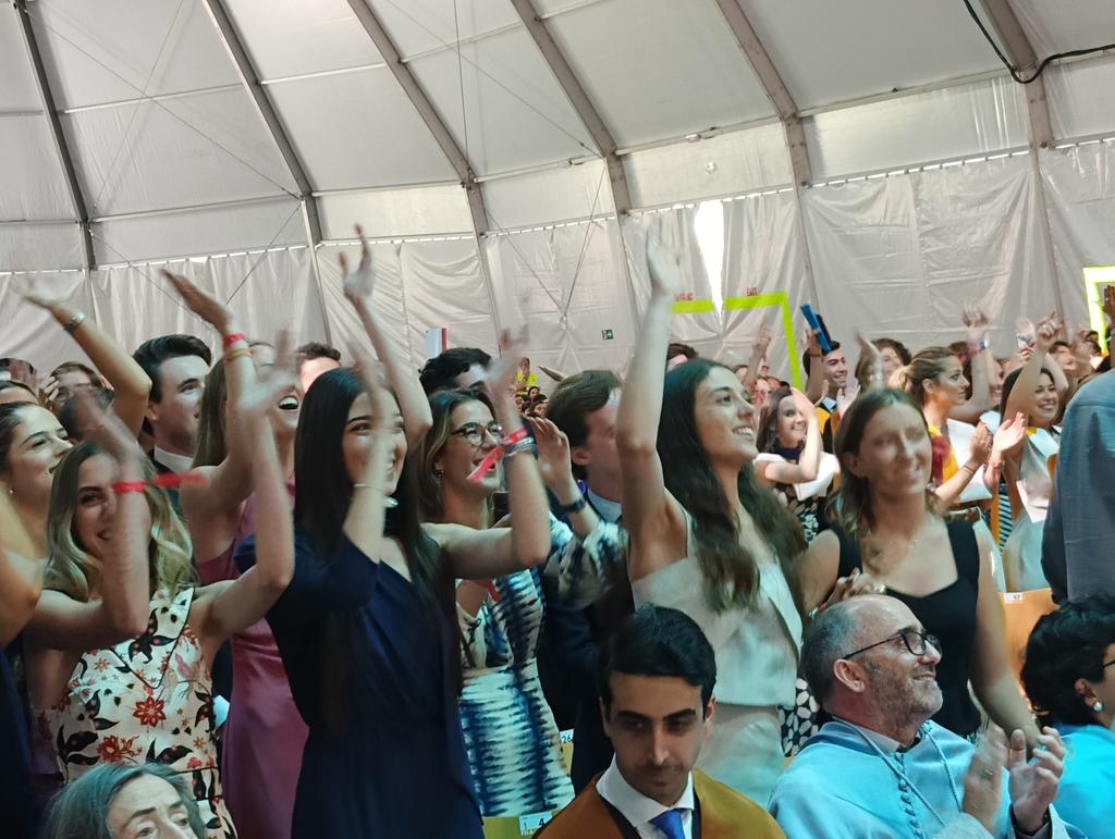 Cristina Carretero G. 🌐 (@criscarretero1) on Twitter photo 'No se puede formar bien a una persona sin educar en ética'.
Del inspirador discurso del <a href="/Comillasrector/">Comillas_Rectorado</a> en un precioso y simpático #actodegraduación de <a href="/ICADE_Derecho/">ComillasICADEDerecho</a> en la <a href="/UCOMILLAS/">Universidad Pontificia Comillas</a>
#Felicidadesgraduados 'No se puede formar bien a una persona sin educar en ética'.
Del inspirador discurso del <a href="/Comillasrector/">Comillas_Rectorado</a> en un precioso y simpático #actodegraduación de <a href="/ICADE_Derecho/">ComillasICADEDerecho</a> en la <a href="/UCOMILLAS/">Universidad Pontificia Comillas</a>
#Felicidadesgraduados