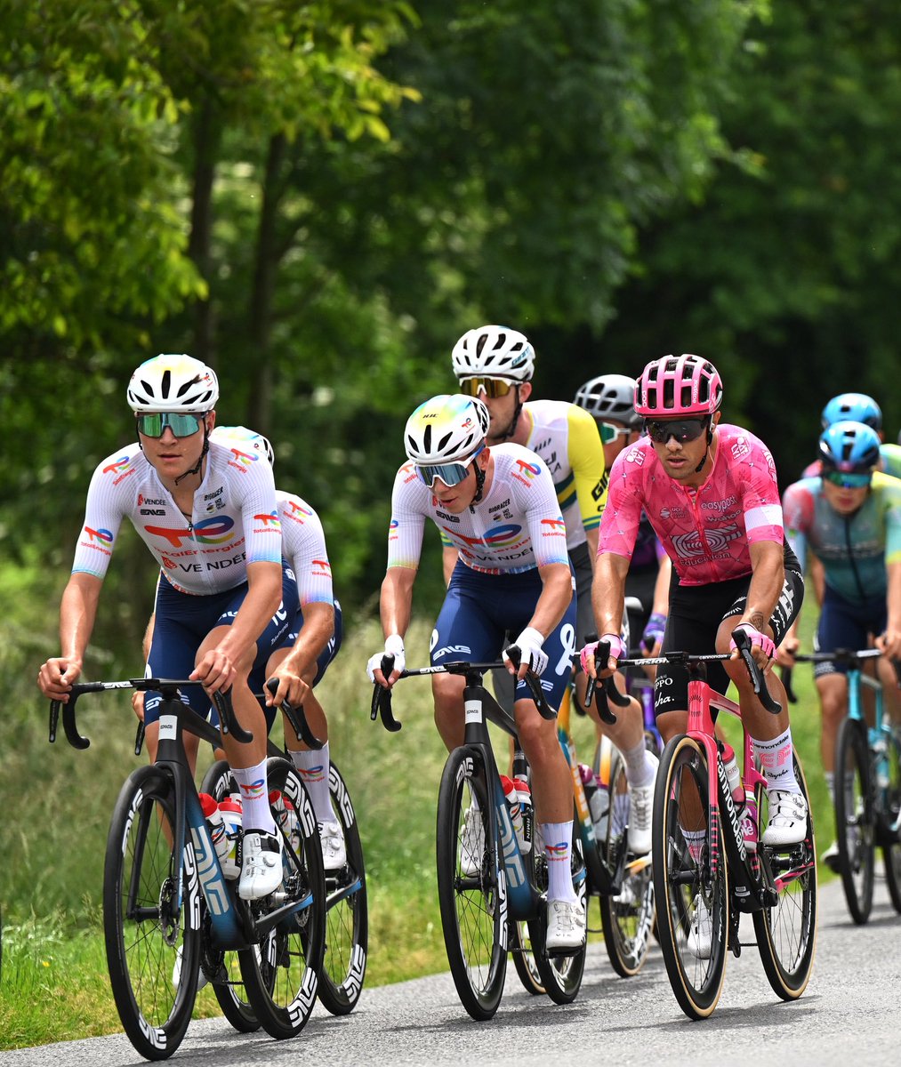 Le peloton a parcouru 85km sur la route de Bais. 

5 hommes possèdent 2’40 d’avance, nos coureurs sont au chaud dans le peloton à l’approche d’un final punchy 🧨

📸 Getty Sport

#Boucles53 | #AllezTotalEnergies ⚡️