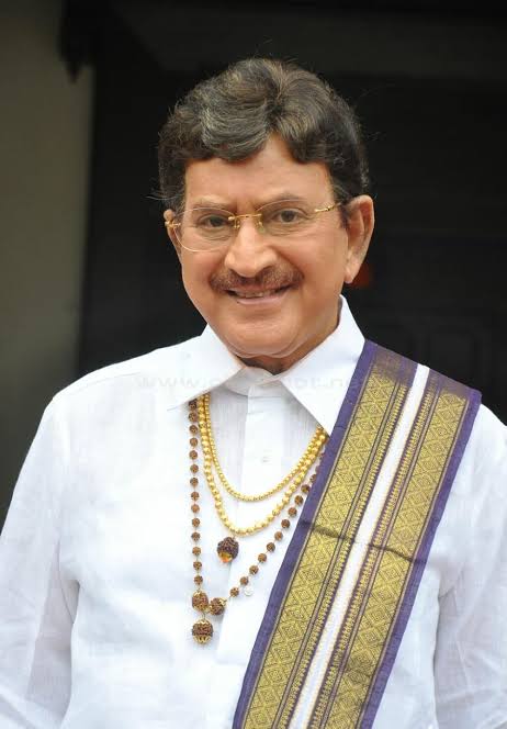తెలుగు ప్రజల హృదయాల్లో సూపర్ స్టార్ గా నిలిచిన హీరో కృష్ణ గారి జయంతి సందర్భంగా ఘన నివాళి అర్పిస్తున్నాను. నటుడిగా, నిర్మాతగా, దర్శకుడిగా, తెలుగు వెండితెర కౌబాయ్ గా ప్రేక్షకుల్లో తనకంటూ ప్రత్యేకస్థానం సంపాదించుకున్నారు. 350కి పైగా చిత్రాల్లో నటించిన కృష్ణ గారు తెలుగు