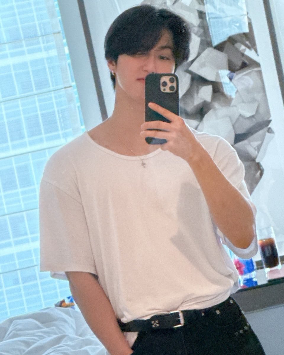 syrnkns's tweet photo. Han instagram update
【日本語訳】

Yo~ 
(最後の写真のためビルドアップ)

#Straykids https://t.co/hSYNeGZl7J