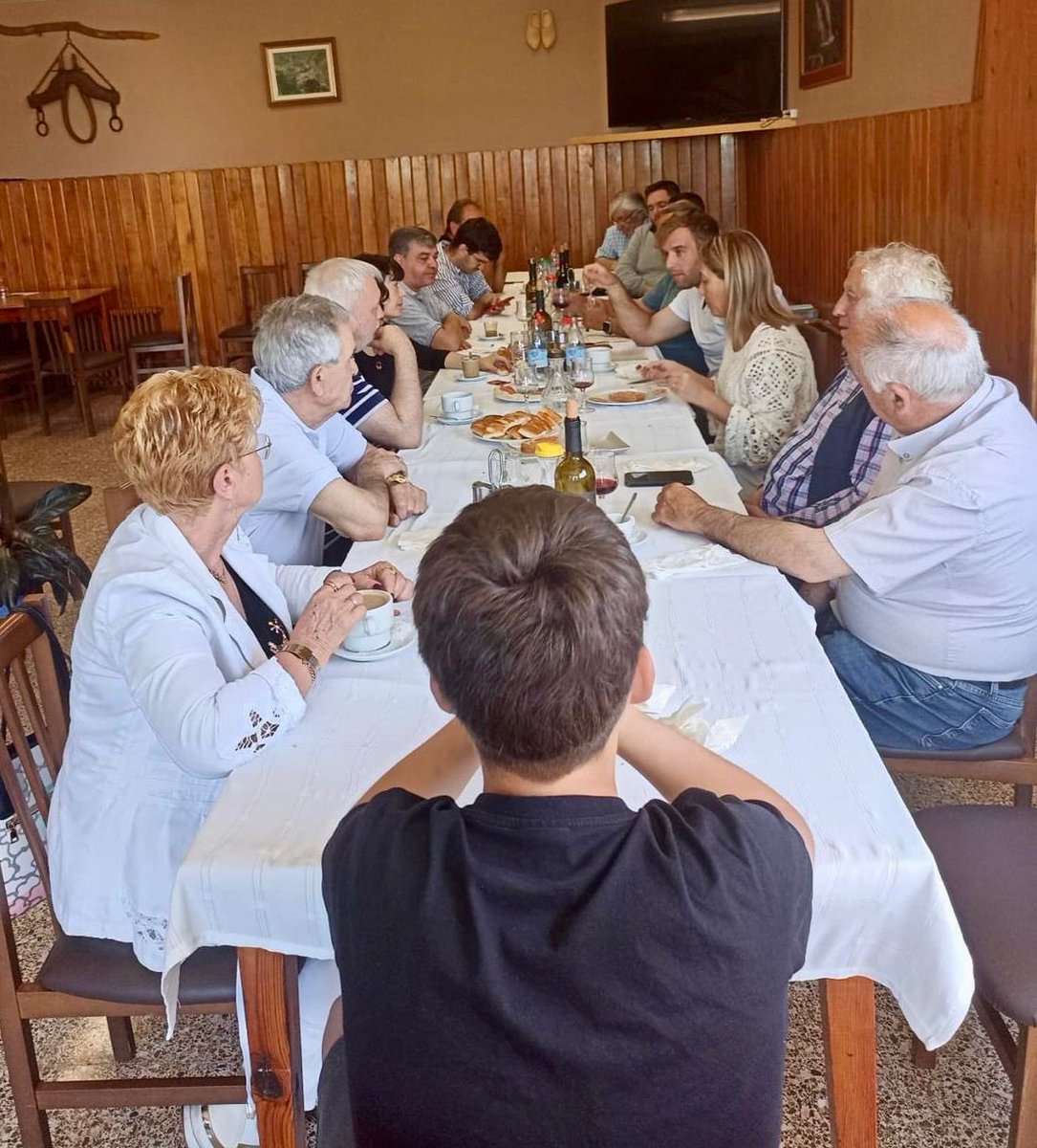 Junts Municipis | #Gentdedebò (@juntsmunicipis) on Twitter photo Alcaldes i regidors assisteixen a l'esmorzar comarcal realitzat a Castellar de n'Hug en el marc dels dos anys de mandat municipal.
A la trobada hi ha assistit el president comarcal <a href="/CaballePlanas/">Ramon Caballé Planas</a> i el president local <a href="/rubedabarniol/">Roger Úbeda Barniol</a>. Alcaldes i regidors assisteixen a l'esmorzar comarcal realitzat a Castellar de n'Hug en el marc dels dos anys de mandat municipal.
A la trobada hi ha assistit el president comarcal <a href="/CaballePlanas/">Ramon Caballé Planas</a> i el president local <a href="/rubedabarniol/">Roger Úbeda Barniol</a>.