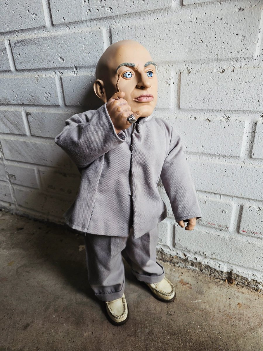 hilary_hildo13's tweet image. &quot;I shall call him, Mini Me&quot;

#minime #austinpowers #mcfarlanetoys #90s #drevil