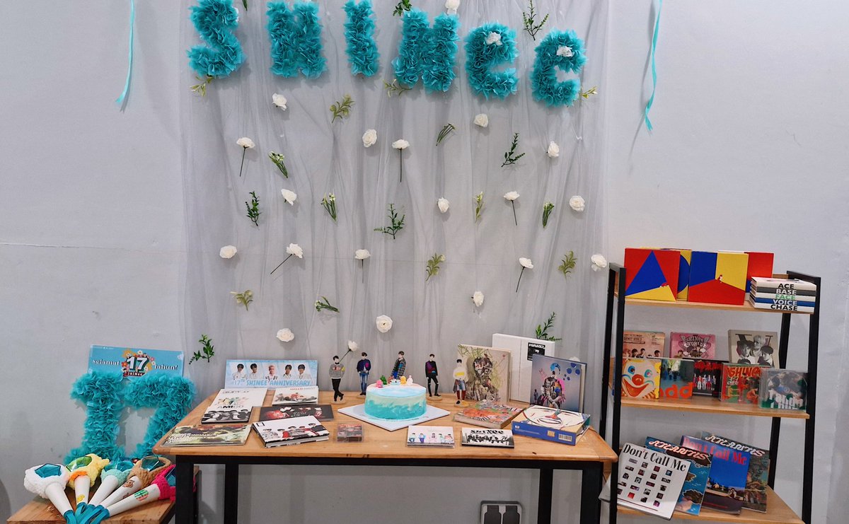 Gimana gak pulang jam 10 malam kalau backdropnya seniat ini?😭 ibarat isi bensin, semuanya dari 0. Pokoknya demi merayakan berkumpulnya abang2 <a href="/SHINee/">SHINee</a> kita gaspolkan biar meriah dan berkesan!