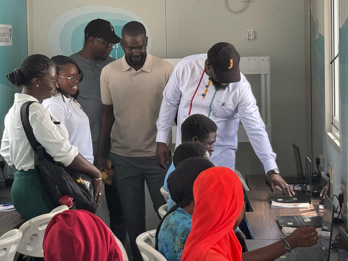 fondsfpt's tweet photo. Ziguinchor | En marge du Forum des opportunités 30 mai - 1er juin, le DG du #3FPT, Dr Babo Amadou BA, a visité le Digitruck de #Huawei, une unité mobile qui forme des jeunes aux TIC.
🤝 Des discussions sont en cours pour un partenariat.
#MFPT #Huawei https://t.co/X8Qv3ih8vO