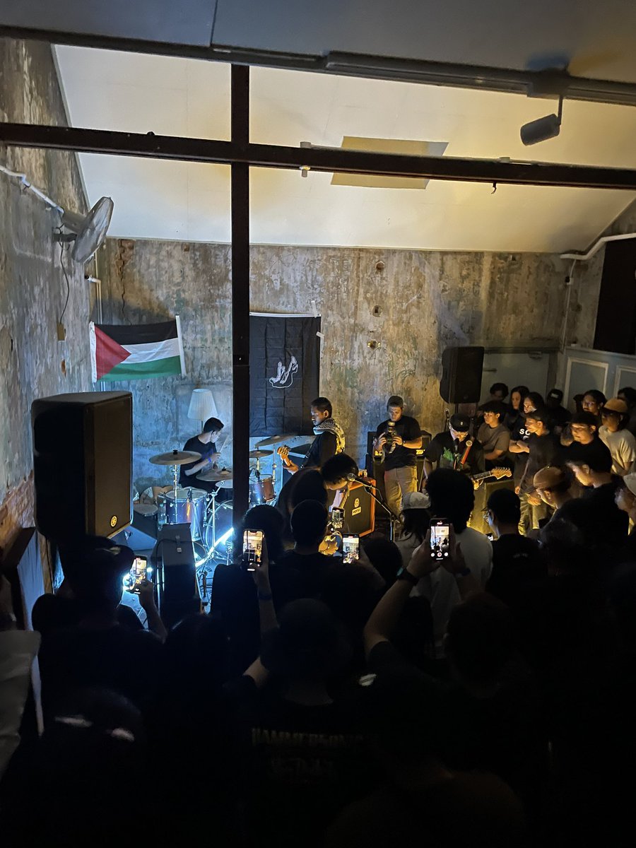 first shoegaze band play at Parit Buntaq