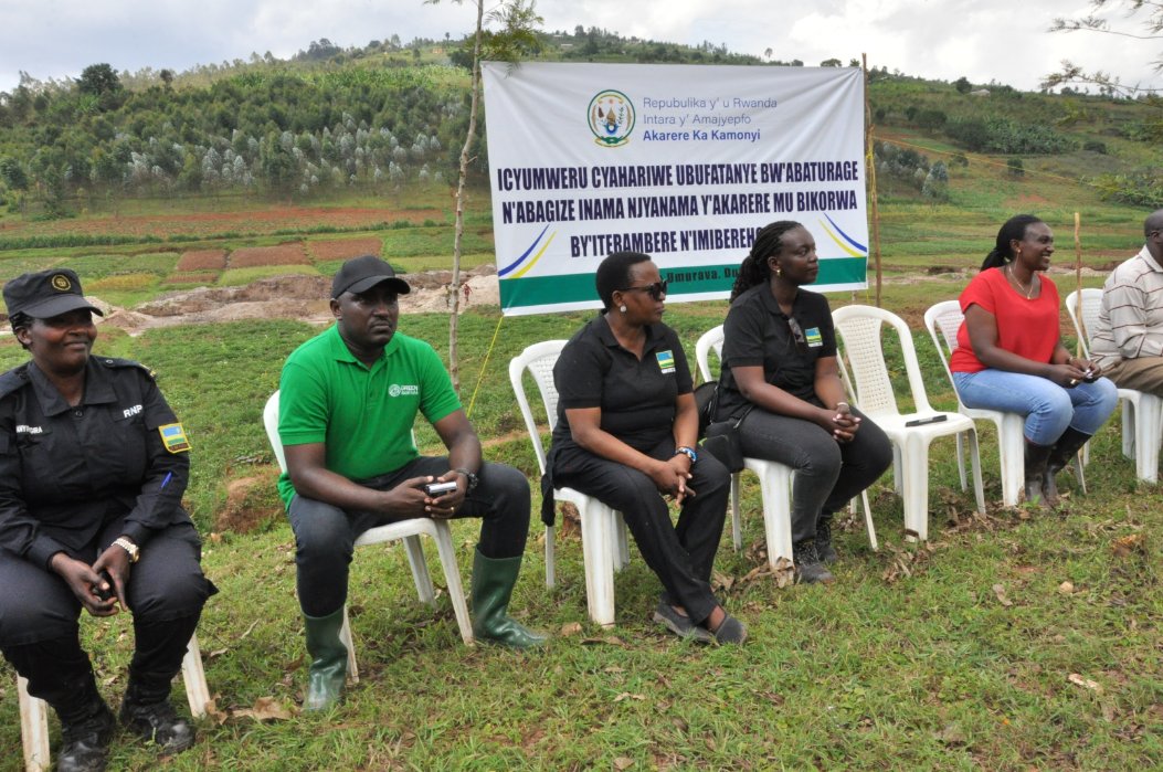 Kamonyi District (@kamonyi) on Twitter photo Abagize Inama Njyanama y'Akarere bifatanyije n'abaturage hirya no hino mu Mirenge mu muganda. Perezida w'Inama Njyanama <a href="/NyoniLambert/">nyoni lambert</a> hamwe n'itsinda ry'abajyanama yitabiriye umuganda i Musambira muri gahunda y'icyumweru cy'ubufatanye bw'Abaturage n'Inama Njyanama <a href="/RwandaLocalGov/">Ministry of Local Government | Rwanda</a> Abagize Inama Njyanama y'Akarere bifatanyije n'abaturage hirya no hino mu Mirenge mu muganda. Perezida w'Inama Njyanama <a href="/NyoniLambert/">nyoni lambert</a> hamwe n'itsinda ry'abajyanama yitabiriye umuganda i Musambira muri gahunda y'icyumweru cy'ubufatanye bw'Abaturage n'Inama Njyanama <a href="/RwandaLocalGov/">Ministry of Local Government | Rwanda</a>