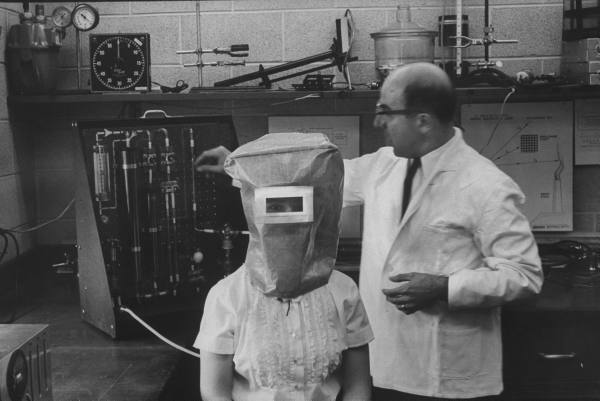 Durante el apartheid, un psiquiatra quiso "curar" la homosexualidad a cientos de soldados con electroshocks, drogas, cirugías y hormonas.

Su nombre era Aubrey Levin, el Doctor Shock, director de uno de los horrores médicos más brutales del siglo XX.

Tira del hilo 🧵👇🏽👇🏽👇🏽