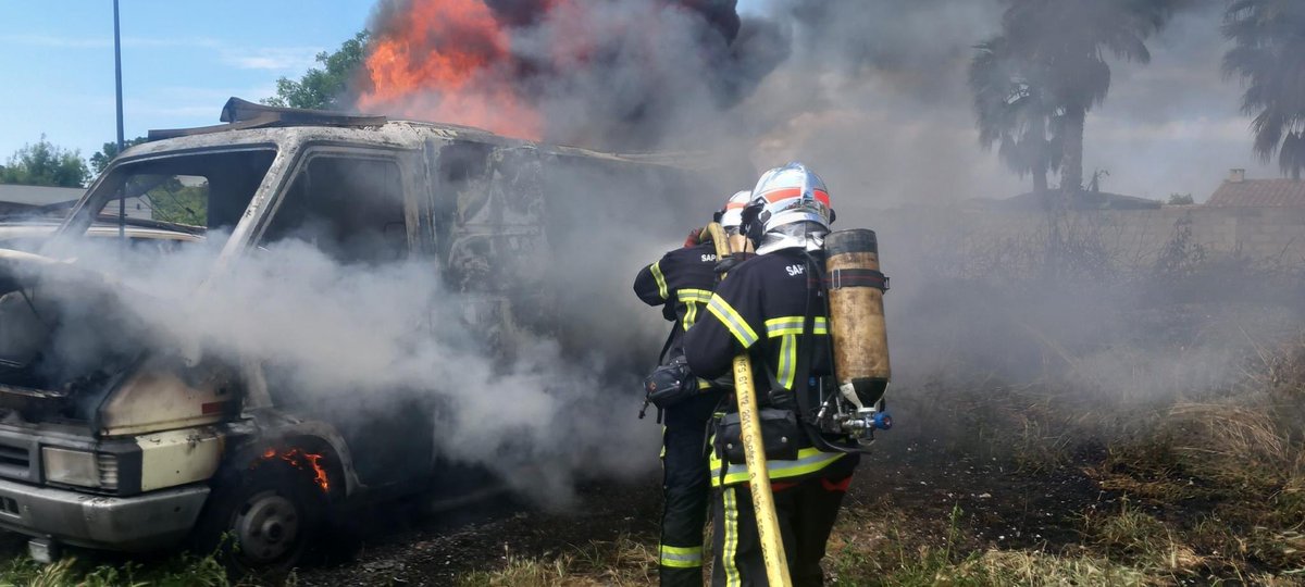 PompiersHerault's tweet photo. #Incendie|| ASPIRAN
Les sapeurs-#pompiers de l’#Hérault sont engagés Rue Saute la Paille pour le feu 🔥 d’un utilitaire type fourgonnette + une VL avec propagation à la végétation Ne gênez pas les #secours mobilisés sur cette intervention Laissez libre accès aux 🚒 #InfoFlash https://t.co/M7eDVEcxIx