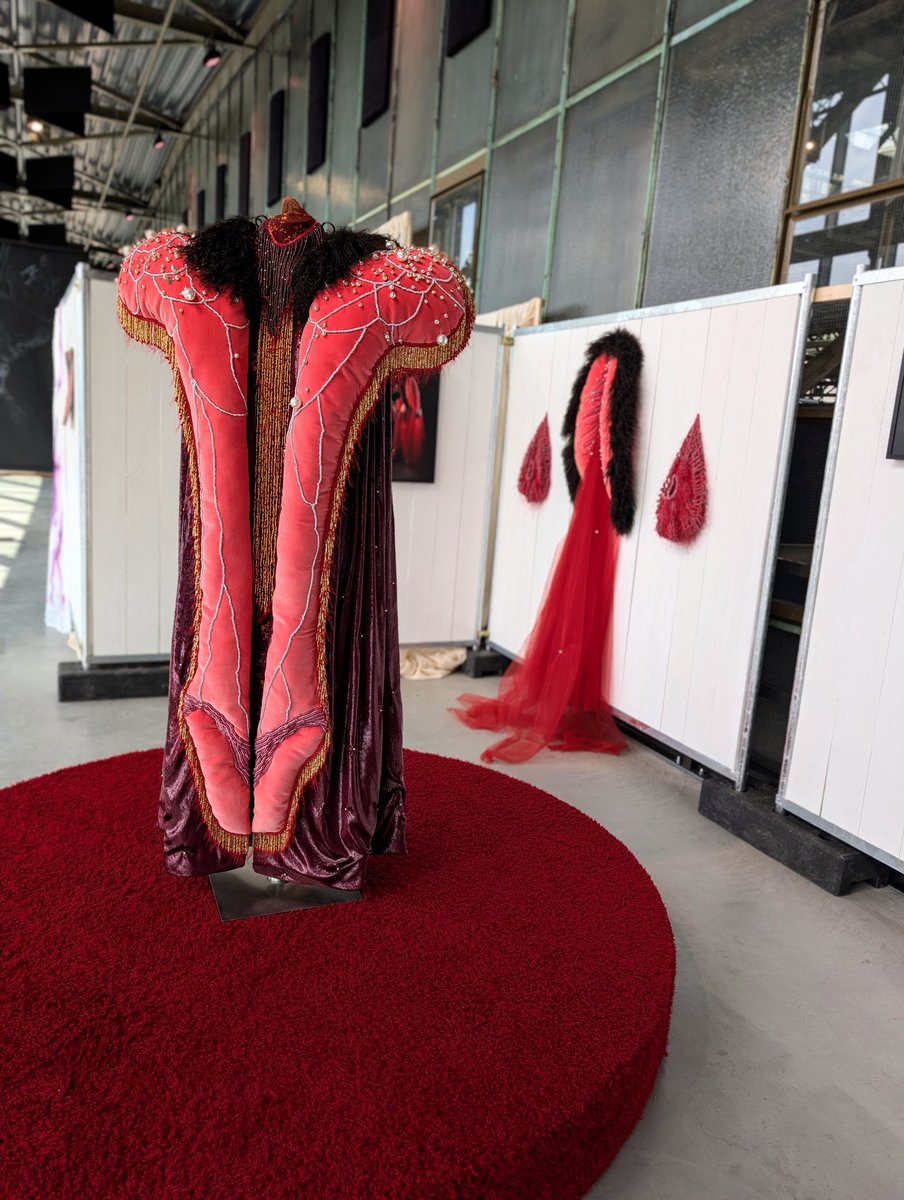 Opening van de @sexhibitionnl in <a href="/lochal013/">LocHal</a>.

Een expositie waar kunstenaars de mens achter de sekswerker centraal zetten en je meenemen in hun belevingswereld.

Kom zeker weten en kijkje nemen!

<a href="/MistressEve2/">Mistress Eve - ❤ Sensuality is everything ❤</a> 
<a href="/ClassGigolo/">Ian May</a> 
<a href="/Lieve_Lisette/">Lisette Mepschen</a>