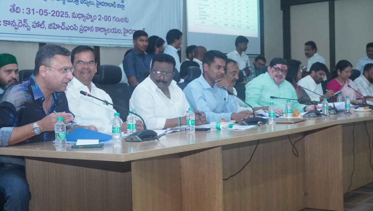 జీహెచ్ ఎంసీ ప్రధాన కార్యాలయంలో హైదరాబాద్ జిల్లా స్థాయి సమీక్షా సమావేశం నిర్వహించడం జరిగింది 
హైదరాబాద్ అభివృద్ధి పెండింగ్ పనులు తదితర అంశాల పై సమీక్షలో చర్చించడం జరిగింది.