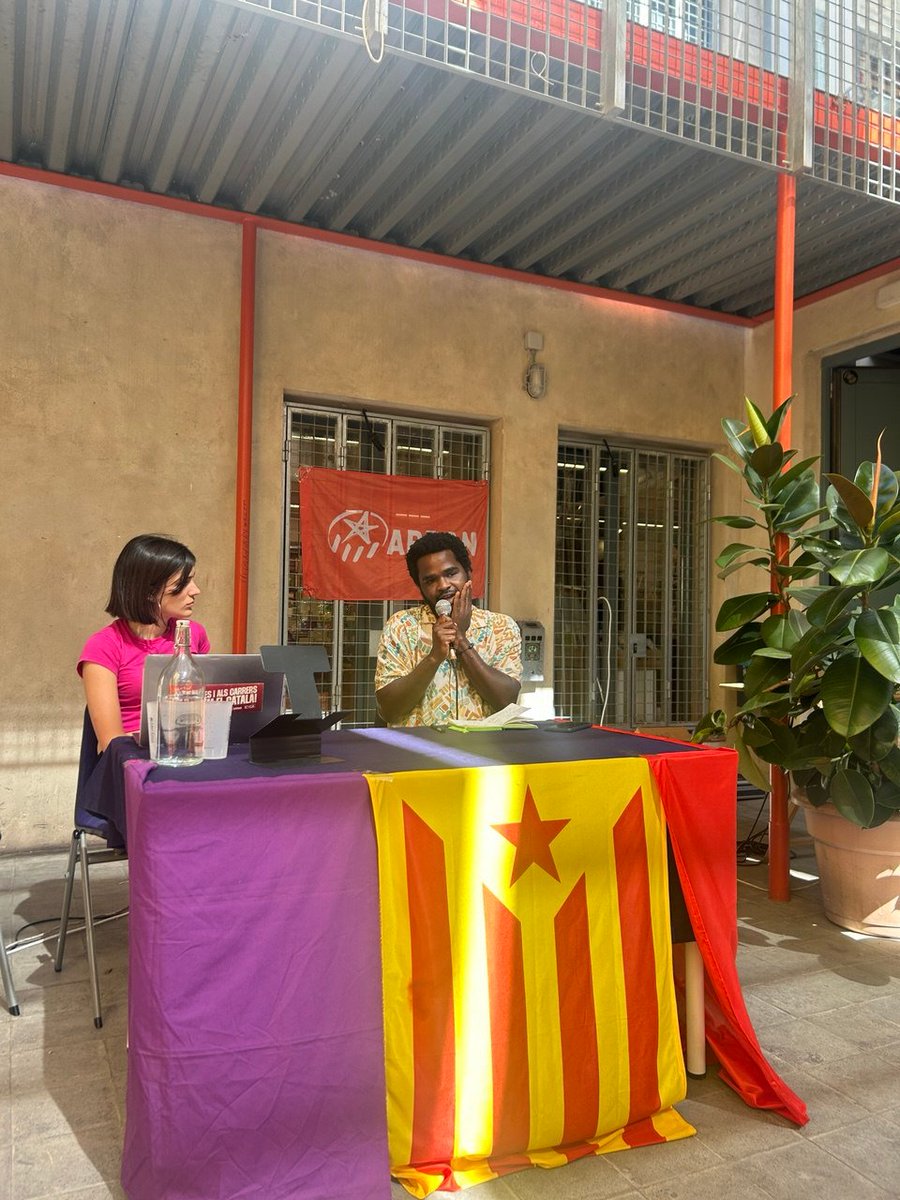 "El racisme és una ideologia supremacista que neix en la colonització europea del continent americà i de l'esclavatge dels pobles africans, i avui opera com racisme estructural, institucional i social. El racisme immobiliari promou la segregació urbana"
<a href="/alioudiallo_/">Aliou DD</a> <a href="/ArranSants/">Arran Sants</a>