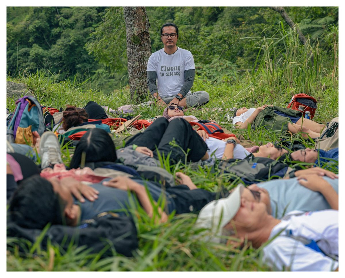 Hanya satu kata, Seru! Inilah keseruan saya bareng kawan-kawan 'Teman Cerita' Yayasan Nalar Naluri Nurani healing bersama di kawasan lereng Merapi, pagi ini. 

Kita bersenang-senang, treking bareng, menggambar hingga bermeditasi.

Terimakasih sudah mengajak saya di acara yang