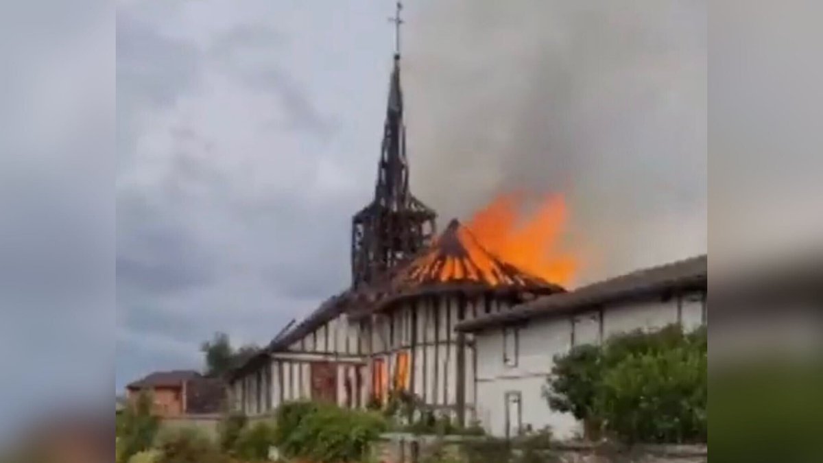 #Mémorialdelashoah: Dès qu'une mosquée ou synagogue est vandalisée, c'est le branle le bas de combat en France alors que dans le même temps des dizaines d'églises sont saccagées, vandalisées ou brûlées dans l'indifférence générale. Toujours l'indignation à géométrie variable...