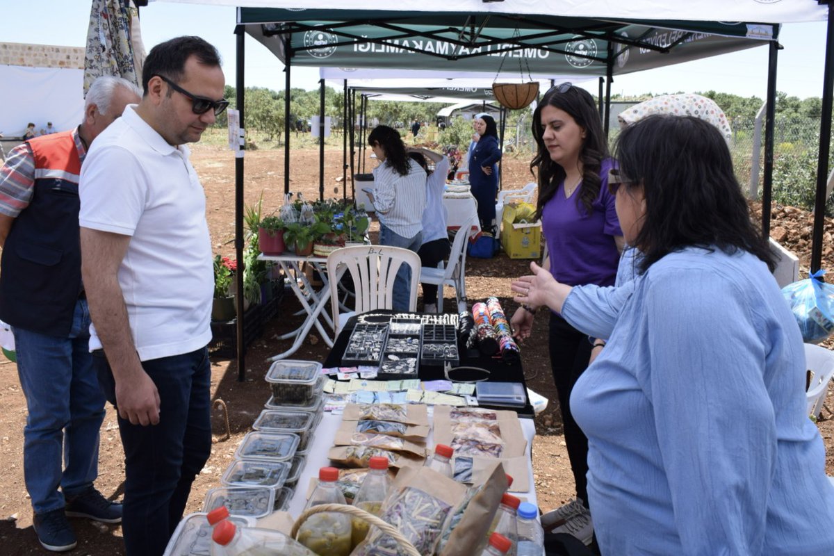 omerli_Kaymakam's tweet photo. 📌Ömerli Ekolojik Tarım Kültür ve Sanat Festivali

Kaymakamımız Furkan Çakır, Ömerli Kaymakamlığı, Ömerli Belediyesi, Ömerli İlçe Tarım Müdürlüğü, Türkiye Kalkınma Vakfı (TKV) ve Welt Hunger Hilfe (WHH) koordinesinde düzenlenen Ömerli Ekolojik Tarım Kültür ve Sanat Festivali’nin son gün etkinliklerine katıldı.

Festival alanında kurulan çeşitli stantları tek tek ziyaret eden Kaymakamımız, üreticilerden ve katılımcılardan bilgi aldı, yöresel ürünlerin sergilendiği alanlarda vatandaşlarla sohbet etti.