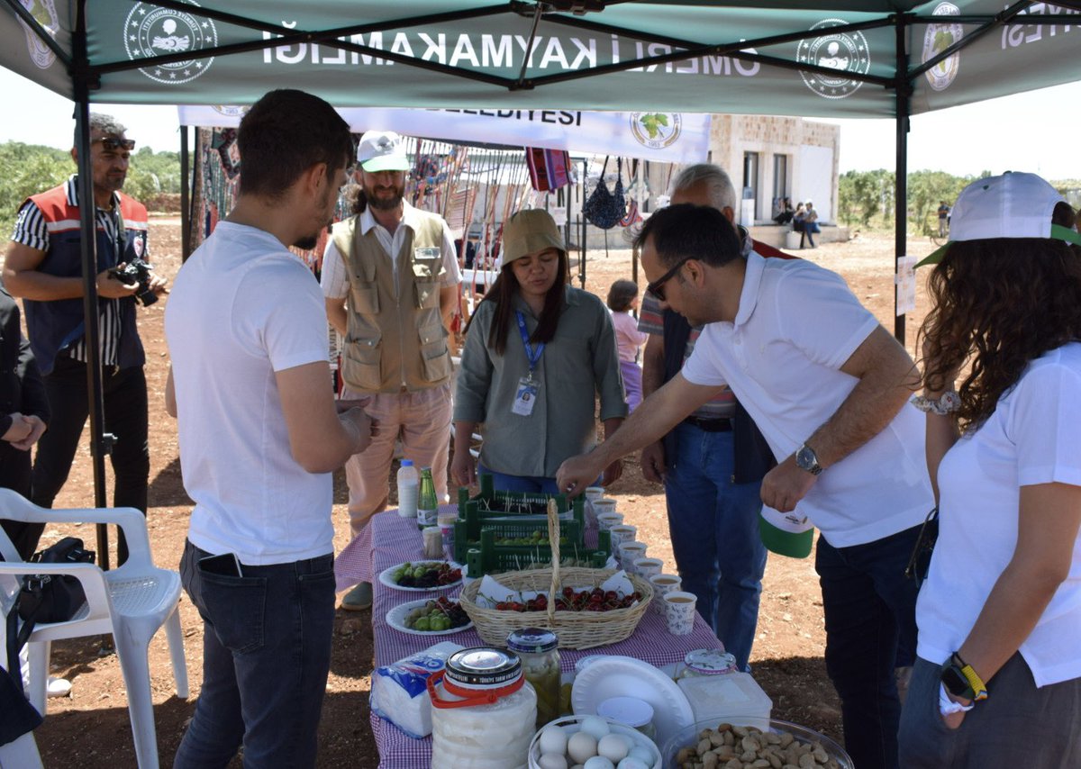 omerli_Kaymakam's tweet photo. 📌Ömerli Ekolojik Tarım Kültür ve Sanat Festivali

Kaymakamımız Furkan Çakır, Ömerli Kaymakamlığı, Ömerli Belediyesi, Ömerli İlçe Tarım Müdürlüğü, Türkiye Kalkınma Vakfı (TKV) ve Welt Hunger Hilfe (WHH) koordinesinde düzenlenen Ömerli Ekolojik Tarım Kültür ve Sanat Festivali’nin son gün etkinliklerine katıldı.

Festival alanında kurulan çeşitli stantları tek tek ziyaret eden Kaymakamımız, üreticilerden ve katılımcılardan bilgi aldı, yöresel ürünlerin sergilendiği alanlarda vatandaşlarla sohbet etti.