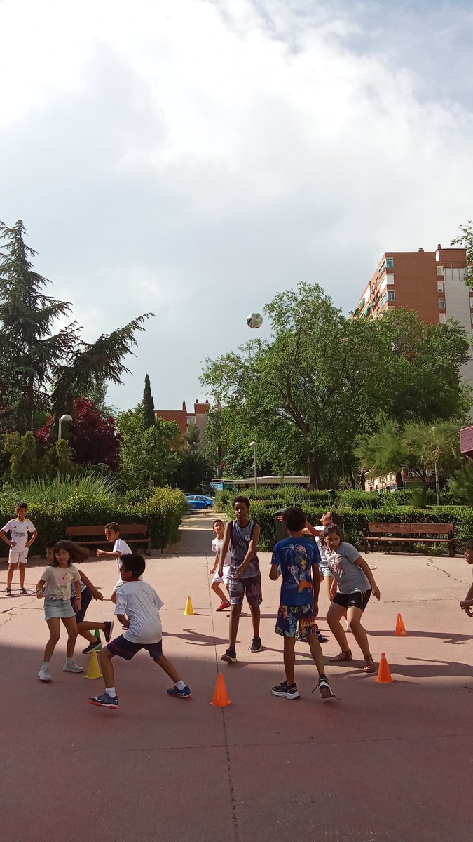 Explorar, reír y moverse al aire libre: el tiempo libre en la infancia es una oportunidad para descubrir el mundo con amigos, desarrollar habilidades y disfrutar cada momento. 🌿🙆🏼🌳🌳🌳🙋🏽‍♂️#OcioActivo #CaixaProinfancia #CPIMadrid #AprenderJugando #Infancia #educación