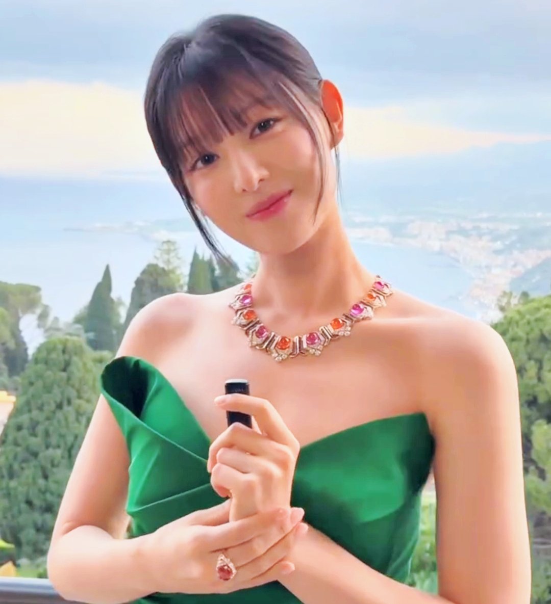 feliceunwoo's tweet photo. Soju brand ambassador model 💚✨

Miyeon and Kim Jiwon with bangs hairstyle

#MIYEON #KIMJIWON #미연 #김지원 #idle

https://t.co/A7I515W1mB https://t.co/VqNgTT1baQ
