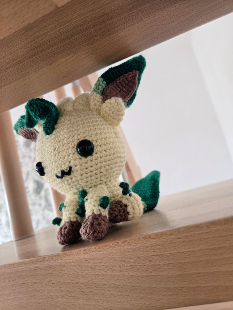 Teil 5 meiner Eveelution-Häkelreihe: 
Folipurba/Leafeon 🌿
Die kleine Stirnlocke, die Blattranken an den Beinen und die braunen Pfoten – ich liebe jedes Detail. 🥰
Gerade ist es definitiv mein Favorit der Reihe 💚

Pattern by VinCrafty