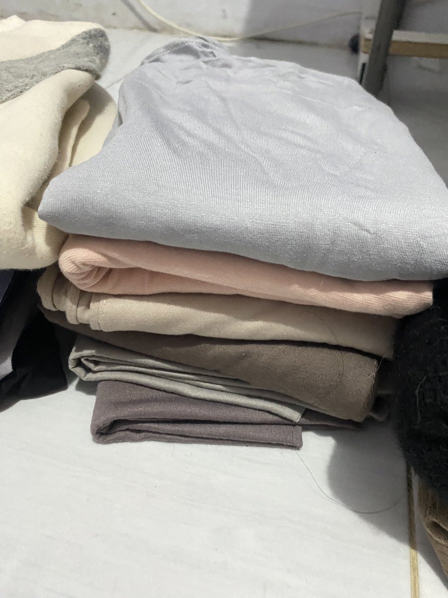 Meow_wrr's tweet photo. Hiii 
ada yang cari pashmina kaos, kebaya, batik, rok satin, mini skirt, cardigan dan celana bahan? 
 
Aku drop dibawah nanti ya
Murah murah semua edisi ngosongin lemari https://t.co/tCwEEyKHky