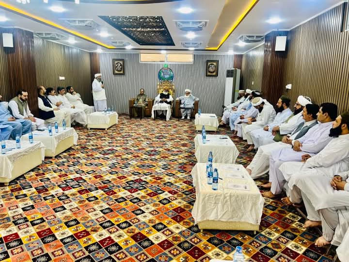 جےیوآئی صوبہ خیبر پختون کی مجلس عاملہ اورپارلیمانی پارٹی کا اہم اجلاس سینٹرمولاناعطاءالرحمن کی صدارت میں صوبائی سیکرٹریٹ مفتی محمودمرکز پشاورمیں جاری امیرمرکزیہ مولانافضل الرحمن خطاب کررہےہیں
شرکاء اجلاس میں مولاناعطااءالحق درویش، مولانا ناصر محمود و دیگر شریک
#غیرشرعی_بل_نامنظور