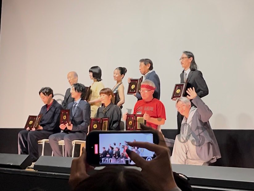 oto_kei_03's tweet image. #日本映画プロフェッショナル大賞 
#日プロ大賞 #テアトル新宿 #青春ジャック
井上監督の監督賞、青春ジャックの作品賞おめでとうございます！！！若松監督もきっと会場にいらしていたと思います！若松プロのみなさんが授賞式のステージに揃った姿、とても素敵でした！
ガビガビの写真と初挑戦一眼📸😖