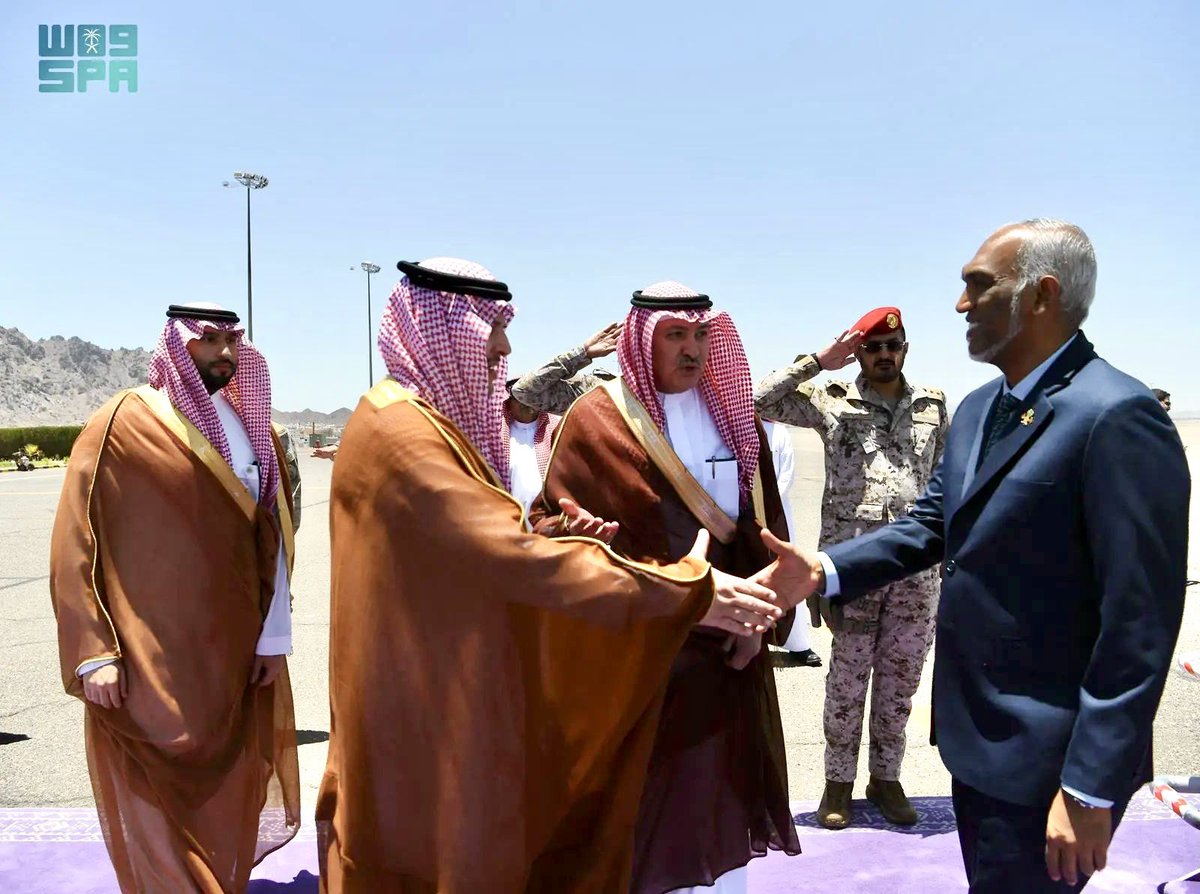 وصل فخامة رئيس جمهورية المالديف، الدكتور محمد معز، إلى #المدينة_المنورة، وكان في استقباله لدى وصوله وكيل إمارة المنطقة، عبدالمحسن بن نايف بن حميد