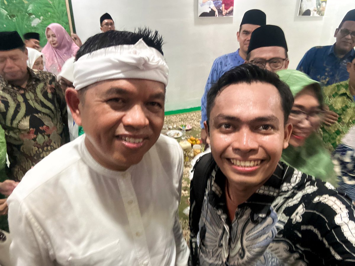 Sering banget ketemu pejabat, tapi jarang foto bareng. Kalau sama Bapak Aing <a href="/DediMulyadi71/">Kang Dedi Mulyadi</a>, wajib! Tujuannya buat menakut-nakuti ponakan yang suka main HP dan malas makan. 😂 

Ampuh banget, deh! 😆

#dedimulyadi
