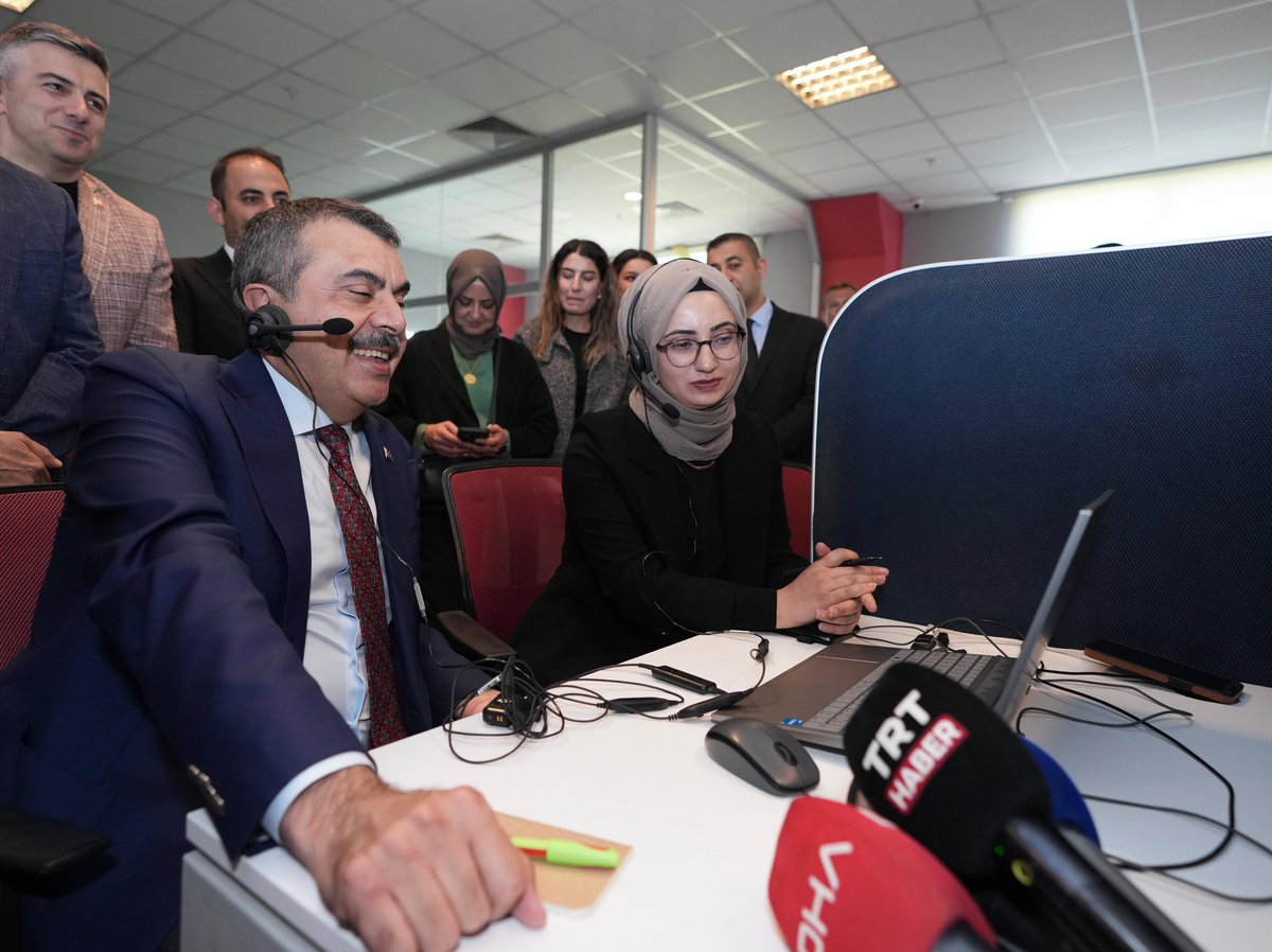 Yusuf__Tekin's tweet photo. 📍 Van / MEB İletişim Merkezi

Bakanlığımıza bağlı iletişim merkezi olan MEBİM’i ziyaret ederek kıymetli çalışanlarımızla hasbihâl ettik, çağrı merkezimizi arayan vatandaşlarımızın sorularını yanıtladık.

365 gün 7/24 kesintisiz hizmet anlayışıyla çalışan; Bakanlığımızın görev alanlarına dair her türlü bilgi edinme, görüş ve öneri iletme, talep oluşturma, uygulama desteği alma ve idarî konularda vatandaşlarımıza rehberlik eden kıymetli personelimize çalışmalarında kolaylıklar diliyorum.
