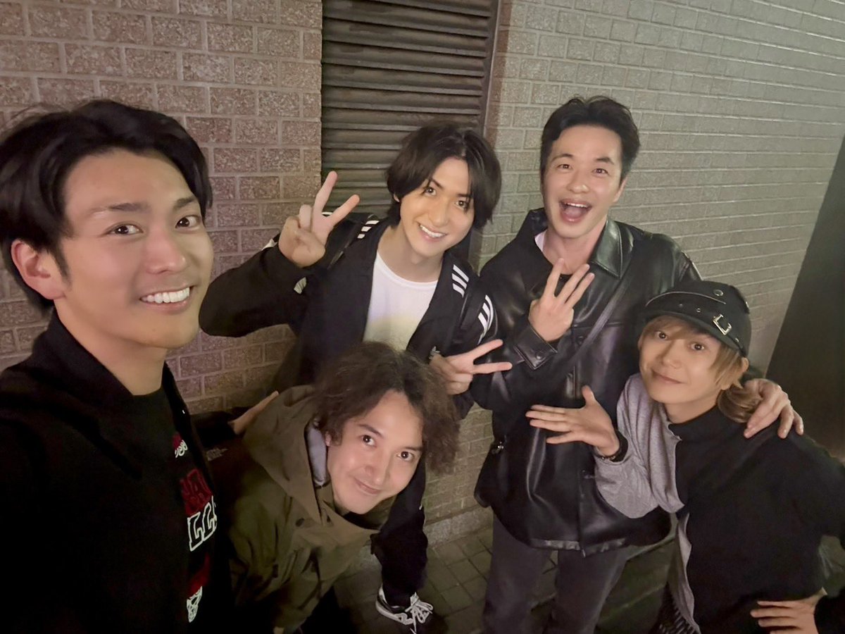 aibatchi's tweet photo. 昨日は滝口幸広を偲ぶ会として、3代目青学とKIMERUさんとご飯を。
気づけば、出会ってもうすぐ20年🎾
あの頃と変わらない空気に、ふと笑い声が聞こえてくる気がしました。
また集まろうな、タッキー✨ https://t.co/wWpIFrXvp4