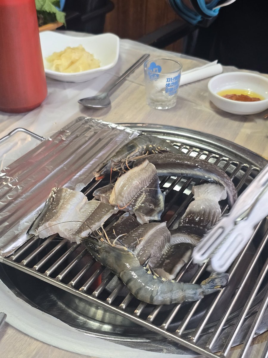 장어코스 먹었는데 사진 너무 대충찍어버렸넹 카페에서 달다구리한거 머거야지잉