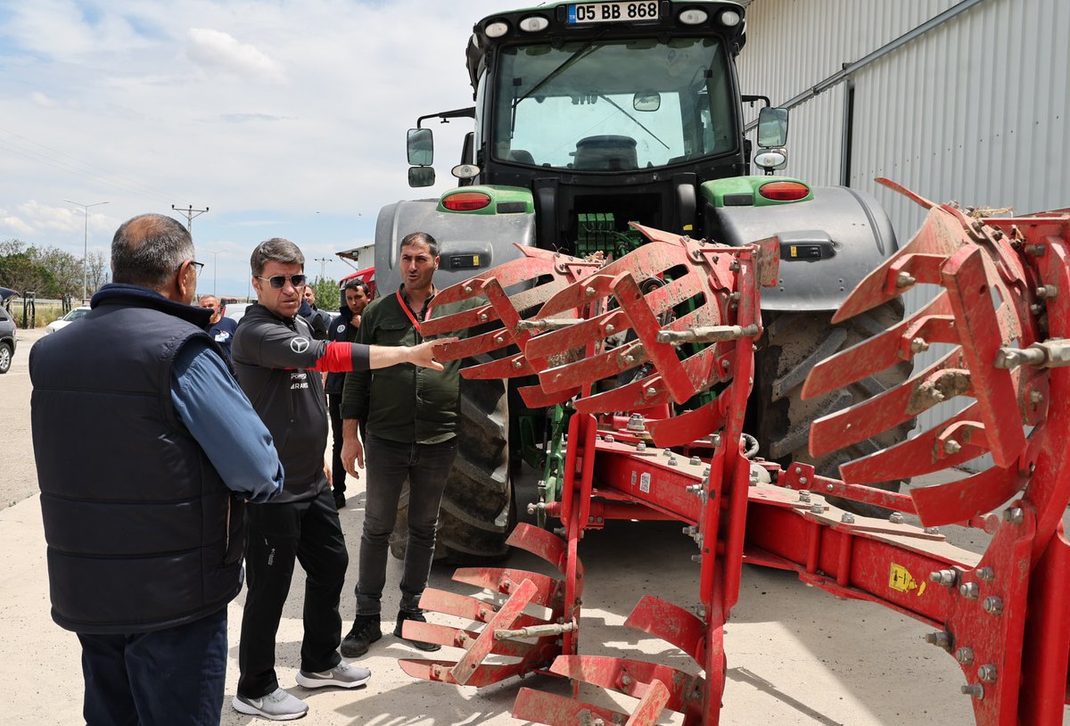 📍Merzifon

Valimiz Önder BAKAN, üreticilerimizin ileri teknoloji tarımsal ekipman ihtiyacını karşılamak için Damızlık Sığır Yetiştiricileri Birliğince oluşturulan Tarım Makineleri Parkında incelemelerde bulunarak, Birlik Başkanı Güner ASLAN’dan bilgiler aldı.

#TarımŞehriAmasya