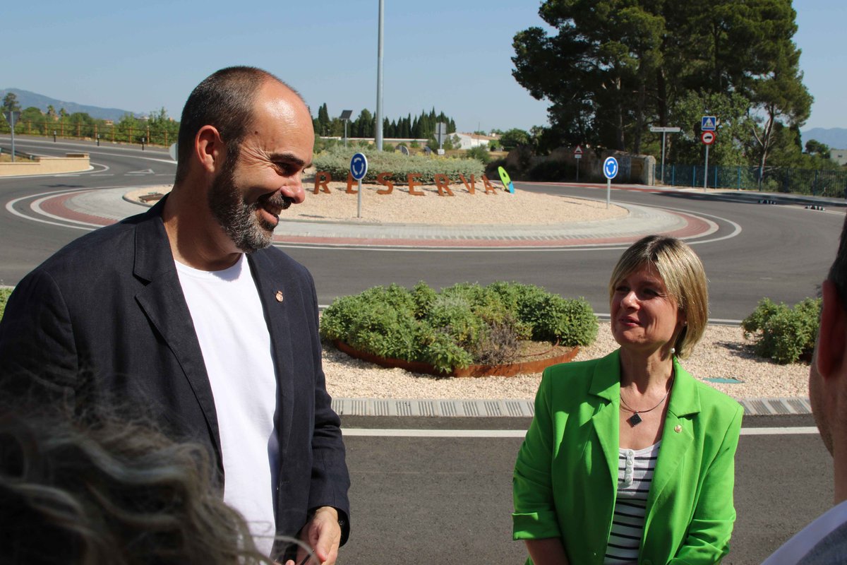 AjRoquetes's tweet photo. 👷 𝗢𝗕𝗥𝗘𝗦 | ✅ MÉS SEGURETAT I COMODITAT 🚗
✂️ #Roquetes inaugura la nova carretera fins a #ElsReguers 🛣️
💰 Inversió @Dipta_cat de 5⃣M€
🔄 2⃣ noves rotondes
🚲 Vial per ciclistes i vianants
🔜 Al 2026, millora de l'accés a #LoPort. 🌲
ℹ️➕📸➕📽️: https://t.co/0XAJjvHc2n https://t.co/lZNd4HSJ7x