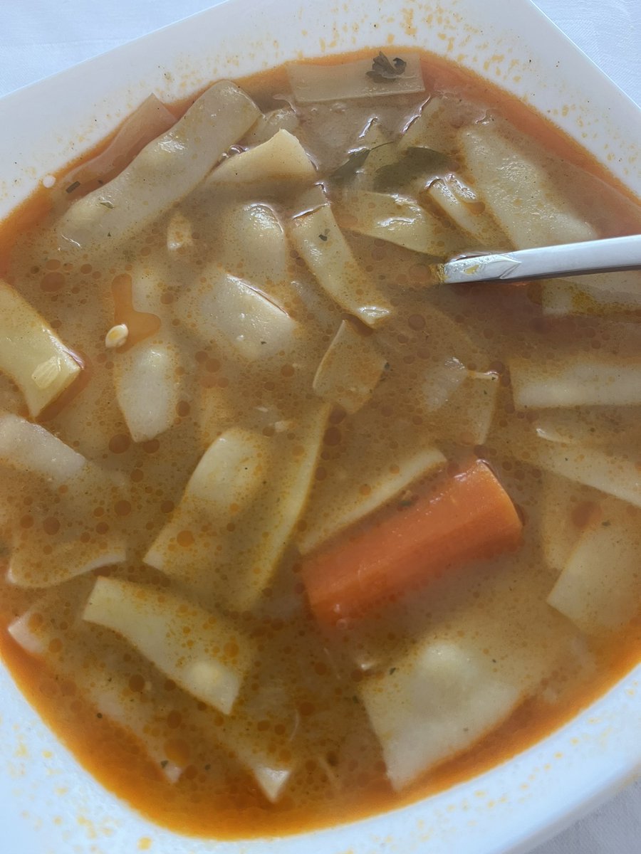 Realno, ljudi su poludeli. Boranija postala luksuz. Preskupa, loša, bez ukusa. A domaća poljoprivreda uništena – sela prazna, zemlja zapuštena, uvoz cveta. Nekad si sadio, kuvao i jeo. Danas – plaćaš kao da je biftek.