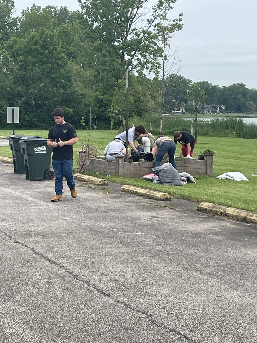 Springfield Spartans Football (@sp_spartansfb) on Twitter photo Our team along with members of the XC team and 9th gr. Council volunteered with Habitat for Humanity Neighborhood Reborn yesterday! We spent the majority of the day at Dodd Lakefront Park then finished the day at two residences landscaping! <a href="/SHSAthleticDept/">Springfield Athletic Department</a> <a href="/SpartanSchools/">Springfield Spartans</a> Our team along with members of the XC team and 9th gr. Council volunteered with Habitat for Humanity Neighborhood Reborn yesterday! We spent the majority of the day at Dodd Lakefront Park then finished the day at two residences landscaping! <a href="/SHSAthleticDept/">Springfield Athletic Department</a> <a href="/SpartanSchools/">Springfield Spartans</a>