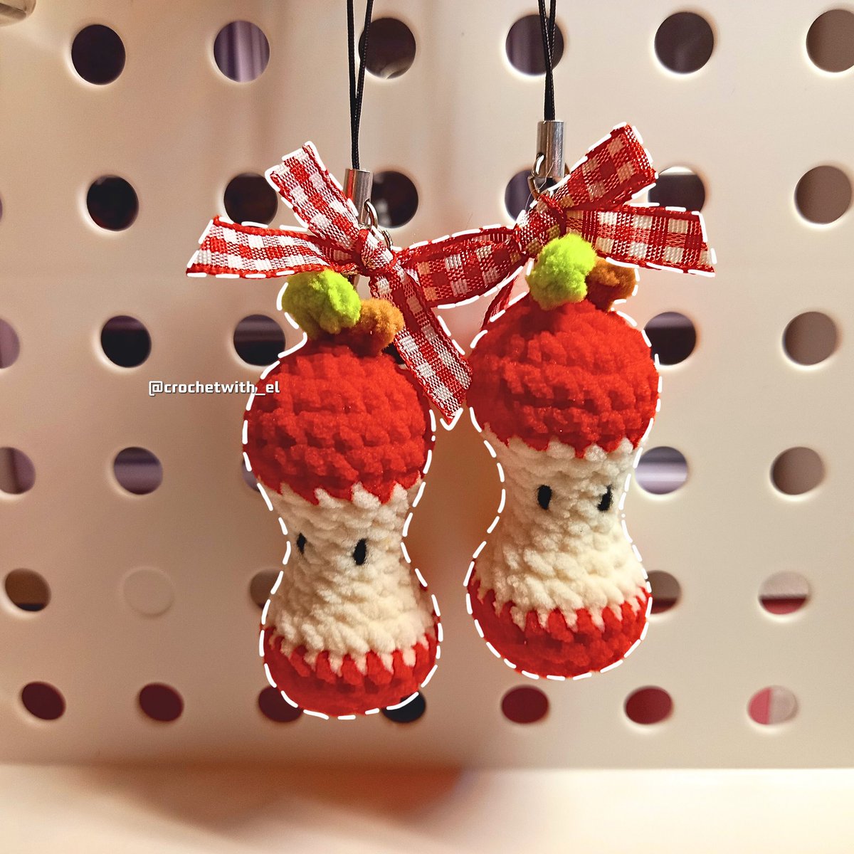 ⋆.˚ 🍎 .𖥔˚ 𝗖𝗿𝗼𝗰𝗵𝗲𝘁 𝑨𝒑𝒑𝒍𝒆 𝑪𝒐𝒓𝒆 𝗞𝗲𝘆𝗰𝗵𝗮𝗶𝗻 𝗕𝗮𝗴𝗰𝗵𝗮𝗿𝗺 🍃 .ೃ࿔*:･

𝐌𝐚𝐭𝐞𝐫𝐢𝐚𝐥𝐬 𝐮𝐬𝐞𝐝:
Thin Bear Chenille Yarn from Dyno Makes 
2mm crochet hook
Red Bow