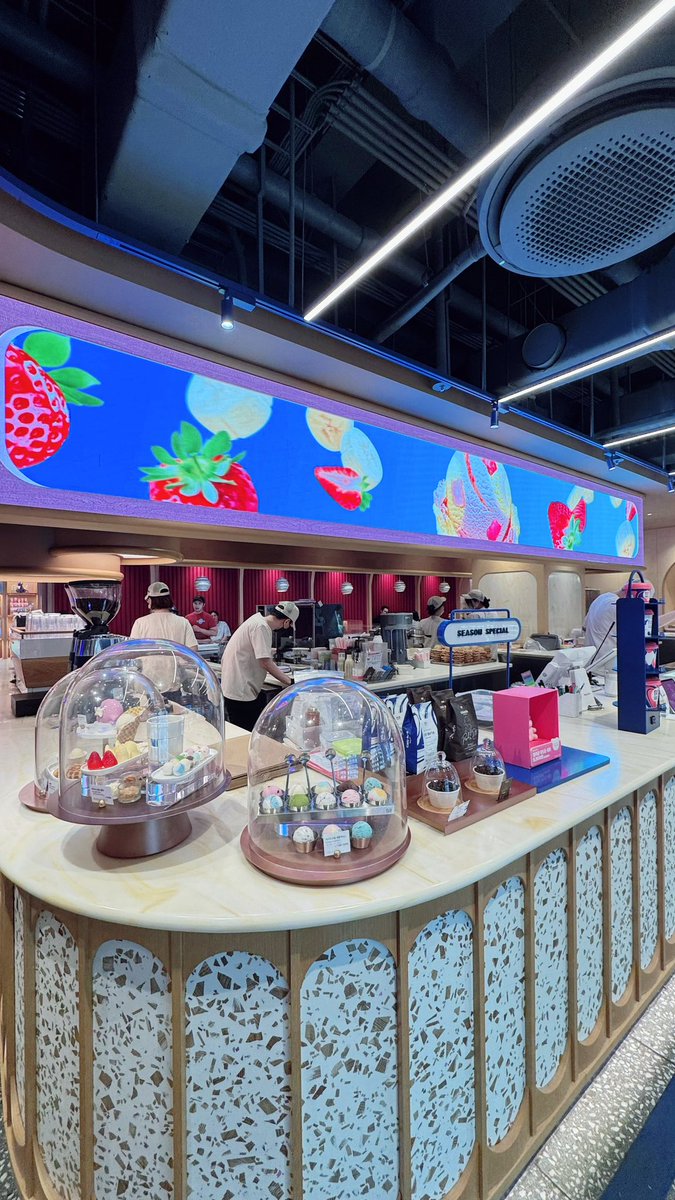 韓国のサーティワン、可愛さの限界突破してた🍨🇰🇷
韓国限定フレーバー、「これ食べれるの今ここだけ」って罪すぎる
かわいくて美味しくて限定ってもう無理（好き）
“スイミングブルーシール︎︎ “とかもう名前からして天才。
日本にもこの可愛さ来てくれ…🎀